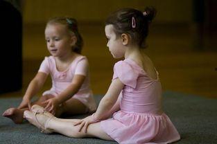 小孩子吃瓜跳舞视频,小萌娃吃瓜跳舞萌态十足