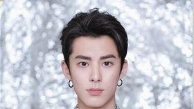 王鹤棣撞脸吃瓜女生视频,吃瓜女生视频引发网友热议