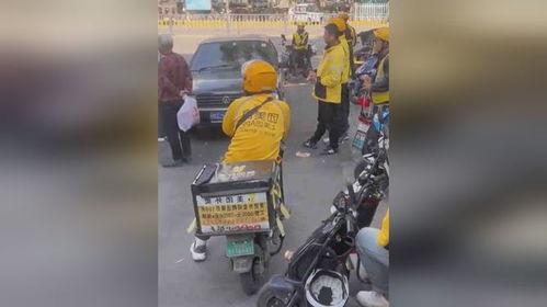 骑手路边吃瓜图片搞笑视频,骑手吃瓜视频成热门搞笑素材