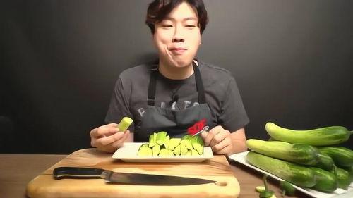 国外小哥吃瓜视频