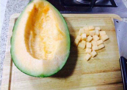 各种动物吃哈密瓜视频,动物们的哈密瓜美食之旅